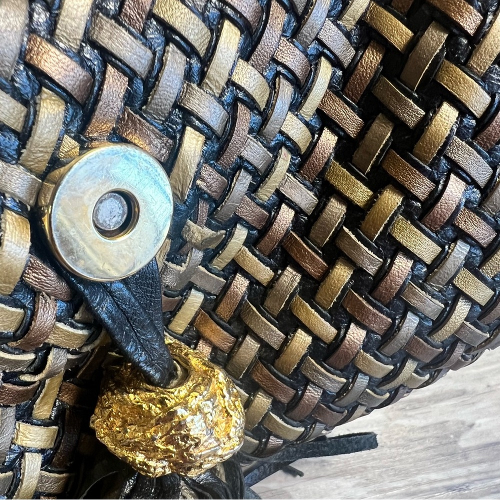 Elegant Woven Crossbody Bag with Tassel - REMARKABLE! - Picture 12 of 14